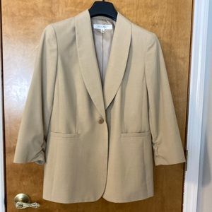 Nine West women’s classic blazer in tan. Size 14